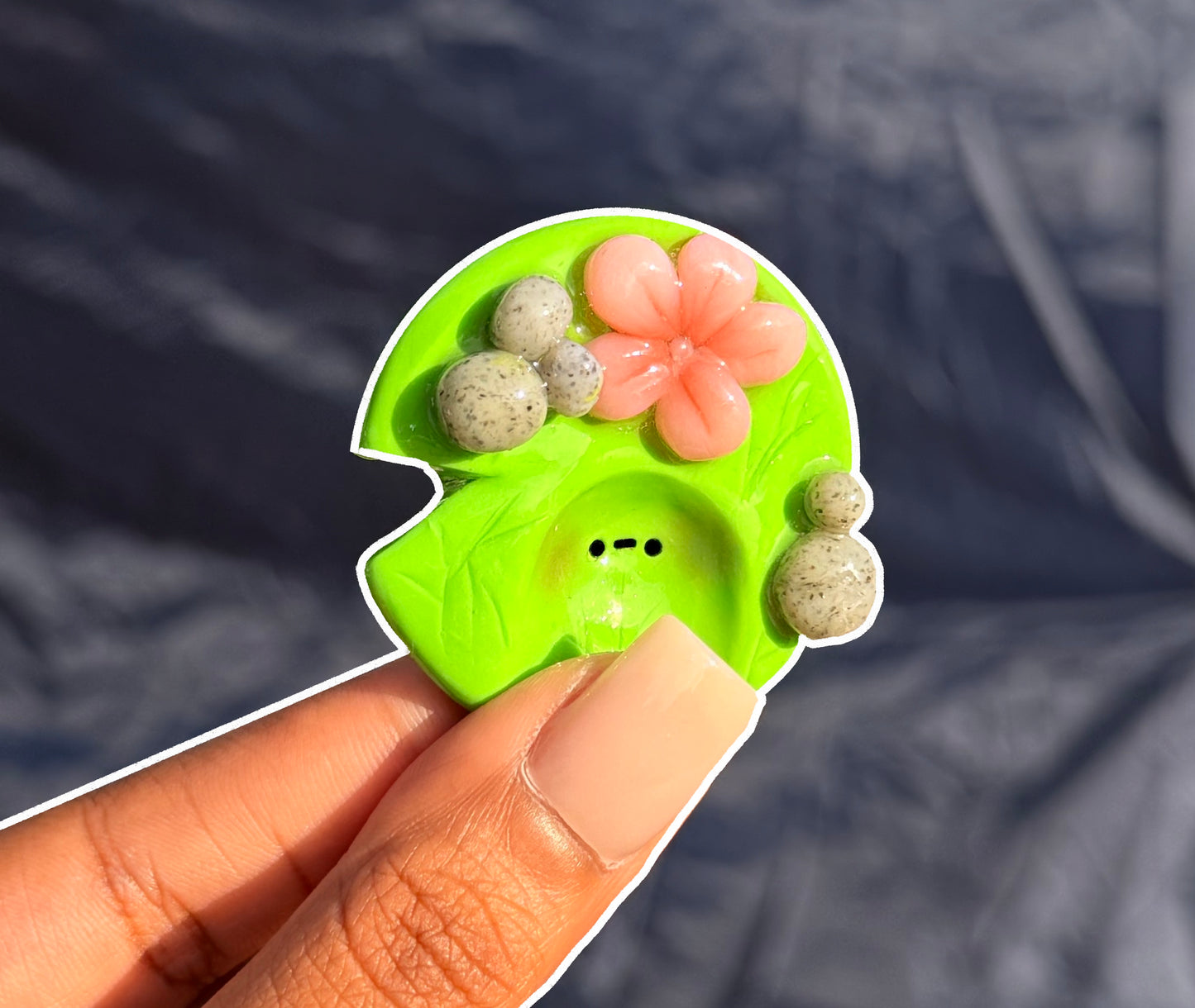 Sakura lily pad Worrystone (Magnetic)